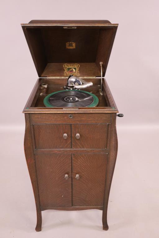 OAK VICTROLA: OAK CASE, FLOOR MODEL VICTROLA. WORKING. NO KEY. 19" W x 20" D x 39" H. THIS ITEM EXCEEDS SIZE LIMITATIONS FOR IN HOUSE SHIPPING.