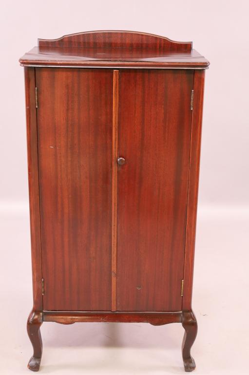 1900'S MAHOGANY MUSIC CABINET: TWO DOOR, 10 DRAWER, MAHOGANY RECORD, SHEET MUSIC CABINET. BUBBLED VENEER TO TOP SURFACE. 21" W x 15" D x 43" H. THIS ITEM EXCEEDS SIZE LIMITATIONS FOR IN HOUSE SHIPPING.