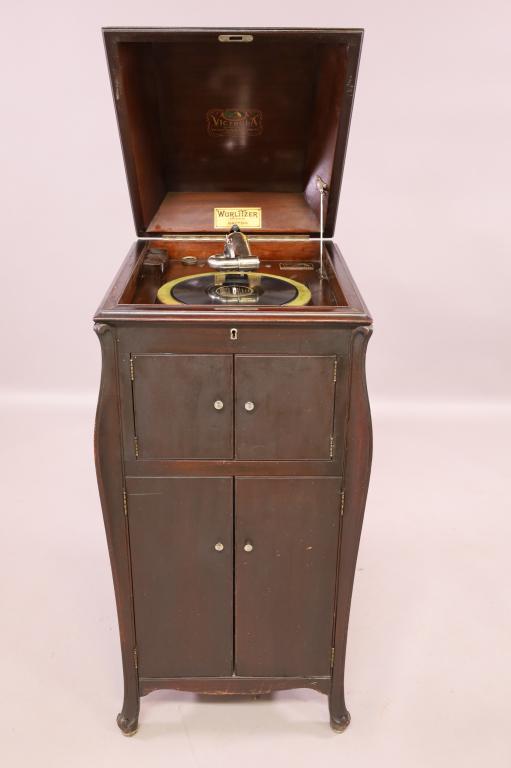VICTOR VICTROLA: VICTOR MODEL VV-VIA VICTROLA, MAHOGANY CASE, WITH CRANK, WORKING. MINOR WEAR TO FINISH. 18" W x 22" D x 41" H. THIS ITEM EXCEEDS SIZE LIMITATIONS FOR IN HOUSE SHIPPING.