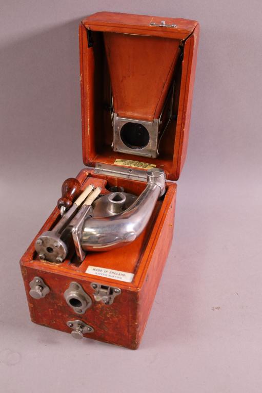 SMALL PETER PAN GRAMOPHONE: ENGLISH TRAVELING VICTROLA, LEATHER CARRYING CASE, PETER PAN GRAMOPHONE. APPEARS TO BE COMPLETE. WORKING.
