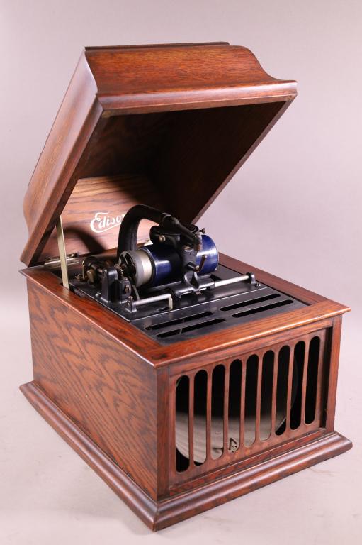EDISON AMBEROLA: EDISON AMBEROLA, MODEL 30. OAK CASE, HAS CRANK, WORKING. 12" W x 16" D x 13" H. THIS ITEM EXCEEDS SIZE LIMITATIONS FOR IN HOUSE SHIPPING.