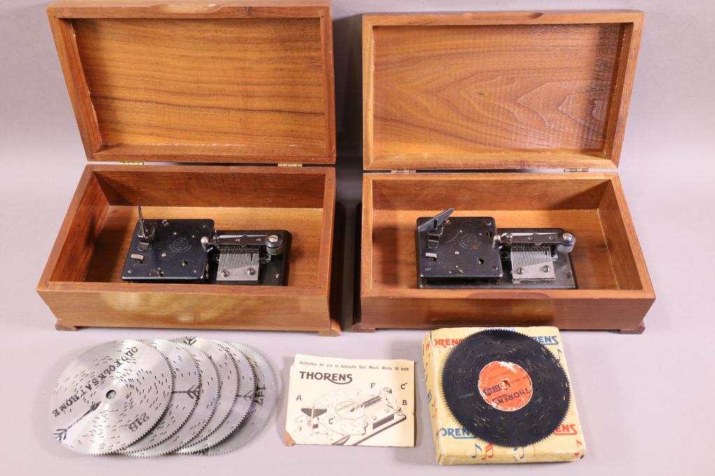 2 THORENS MUSIC BOXES: SMALL THORENS WIND UP MUSIC BOXES, WORKING, WITH DISCS. DAMAGE TO BOTH COMBS.