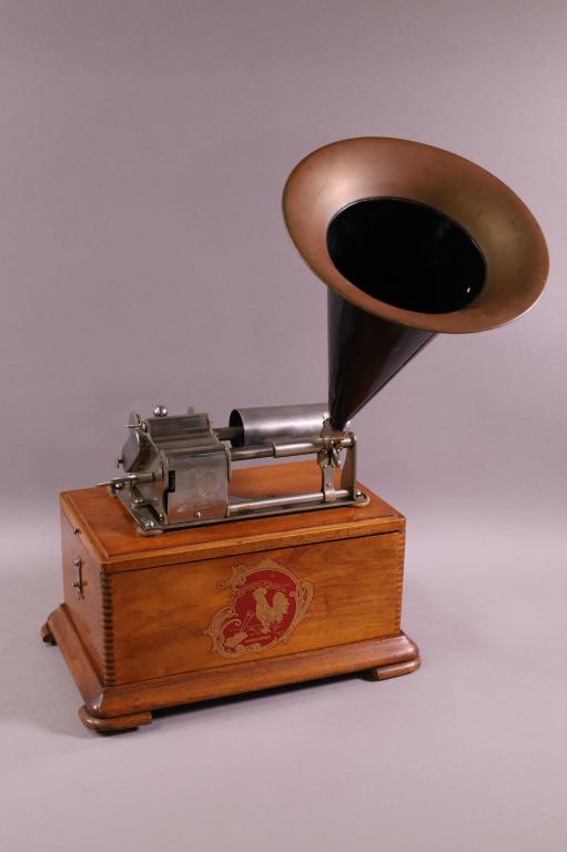 FRENCH CYLINDER PLAYER: FRENCH KEY WIND CYLINDER PLAYER WITH HORN, MARKED CHANTE HAUT ET CLAIR. INLAID CARRYING CASE, HAS KEY, WORKS. 13" W x 9" D x 6 1/2" H. THIS ITEM EXCEEDS SIZE LIMITATIONS FOR IN HOUSE SHIPPING.