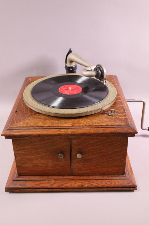 VICTOR TALKING MACHINE: VICTOR TABLE TOP TALKING MACHINE, MODEL VV-VI, SER. 150658F. HAS CRANK, WORKING. 15" W x 16" D x 12" H. THIS ITEM EXCEEDS SIZE LIMITATIONS FOR IN HOUSE SHIPPING.