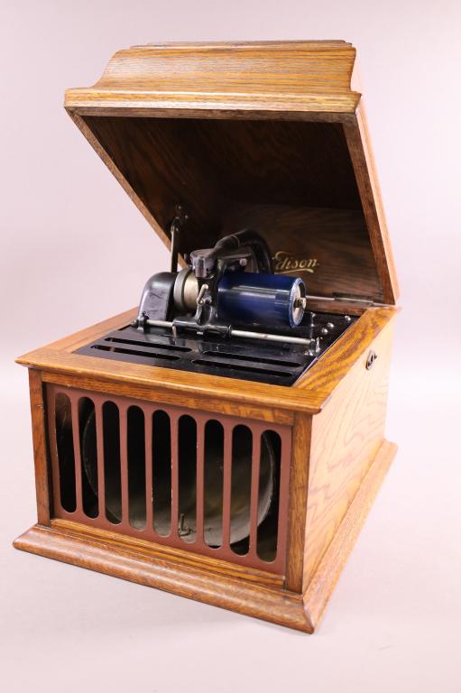 EDISON AMBEROLA: EDISON AMBEROLA, MODEL 30. OAK CASE. SER.SM66046. NO CRANK, WORKING. 12" W x 16" D x 12" H. THIS ITEM EXCEEDS SIZE LIMITATIONS FOR IN HOUSE SHIPPING.