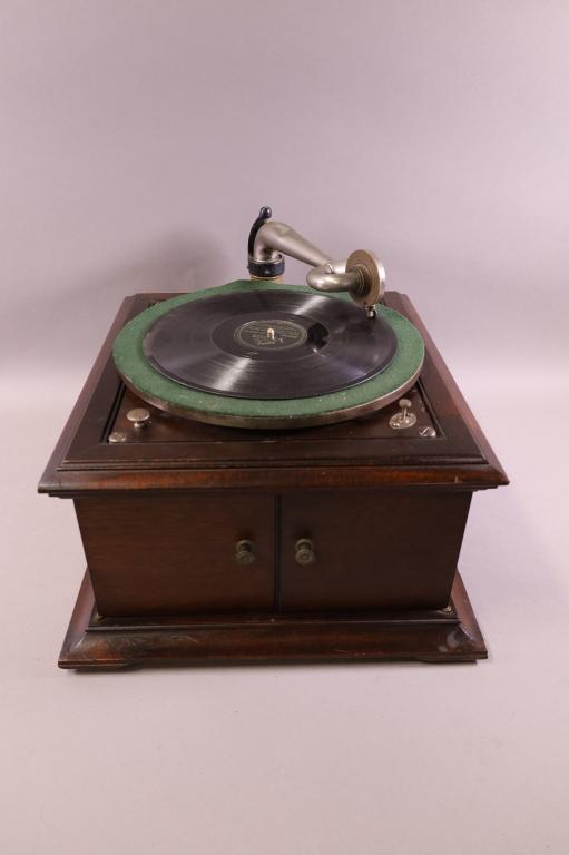 VICTOR TABLE TOP RECORD PLAYER: MAHOGANY CASED, VICTOR MODEL VV-VI. SER. 560649. NO CRANK, WORKING.