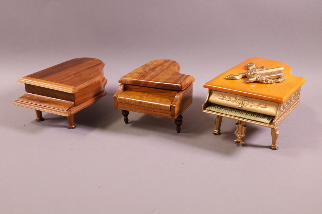 3 PIANO MUSIC BOXES: 2 WOODEN, & 1 METAL. REUGE WOODEN PIANO MUSICAL PLAYER, NOT WORKING. TALLENT WOODEN PIANO MUSICAL BOX, WORKING.