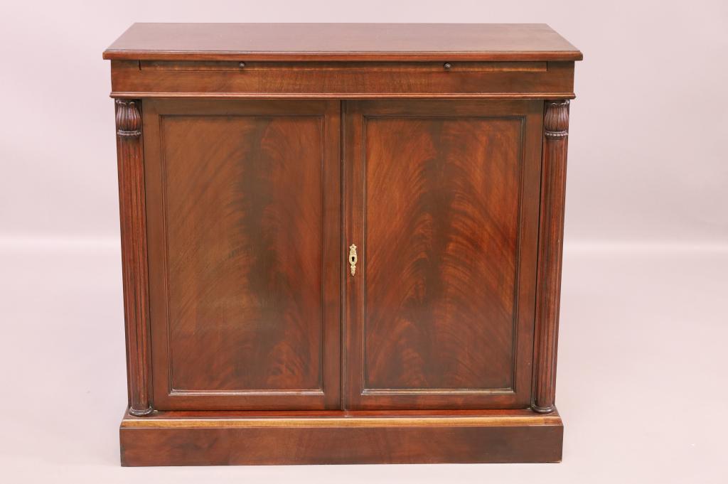 MAHOGANY 2 DOOR BAR (1 of 3)