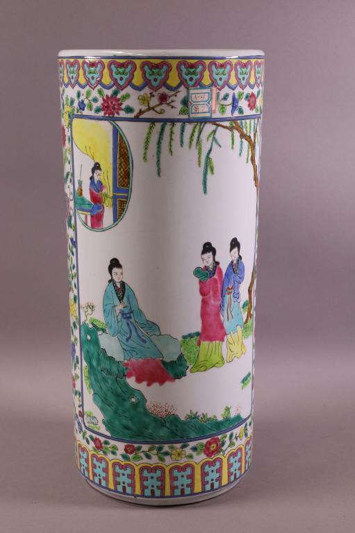 CHINESE PORCELAIN UMBRELLA STAND: CHINESE PORCELAIN UMBRELLA STAND. FIGURAL MOTIF. GOOD CONDITION, NO CHIPS CRACKS OR BREAKS. 19" H. x 8 1/2" DIAM.