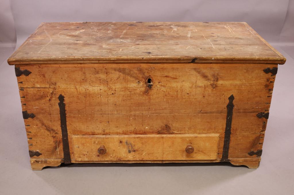 PRIMITIVE PINE TRUNK (1 of 5)