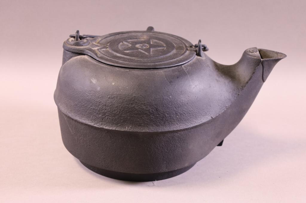 ANTIQUE CAST IRON KETTLE (1 of 4)