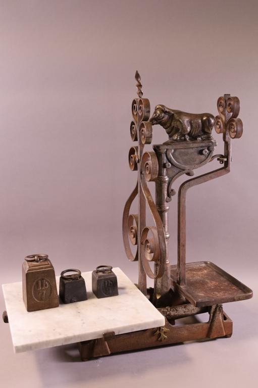 ANTIQUE BUTCHER'S SCALE WITH COW DECORATION (1 of 6)
