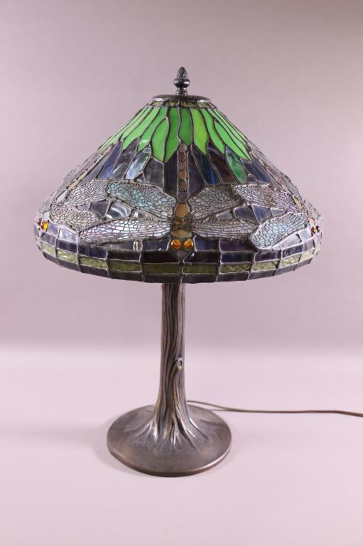 CONTEMPORARY TIFFANY DRAGONFLY LAMP (1 of 3)