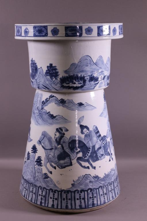 CHINESE BLUE & WHITE PORCELAIN GARDEN SEAT: BLUE AND WHITE CHINESE PORCELAIN GARDEN SEAT, WITH HUNT SCENE MOTIF. 19" H. THIS ITEM EXCEEDS SIZE LIMITATIONS FOR IN HOUSE SHIPPING.