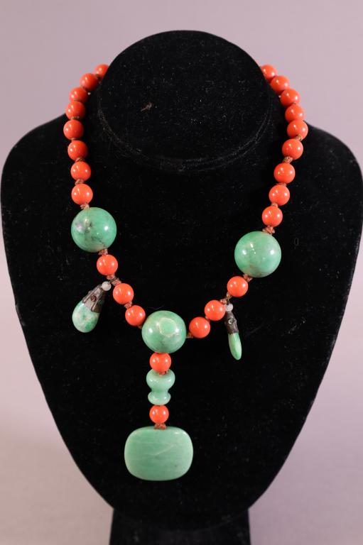 ART DECO GREEN STONE NECKLACE (1 of 2)