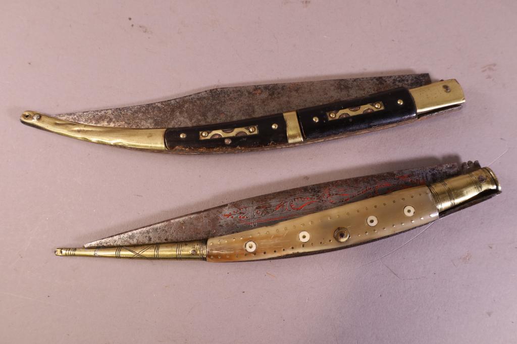 2 FOLDING KNIVES (1 of 3)