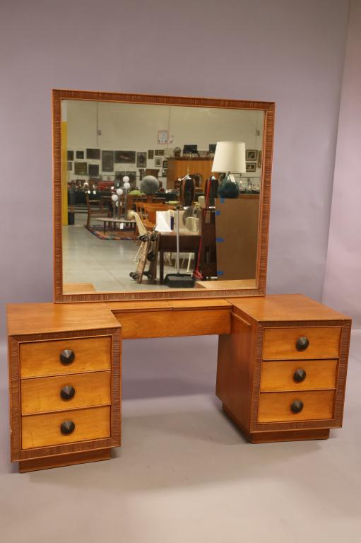 6 DRAWER PAUL FRANKL FOR BROWN SALTMAN VANITY: MID CENTURY MODERN 6 DRAWER VANITY BY PAUL FRANKL FOR BROWN SALTMAN. MISSING GLASS CENTER SHELF. COMBED WOOD DETAILING. MARKED 1505 ON BACK. FINISH IS WORN. CHIPS TO TRIM, FINISH IS WORN. 60" W x 21"