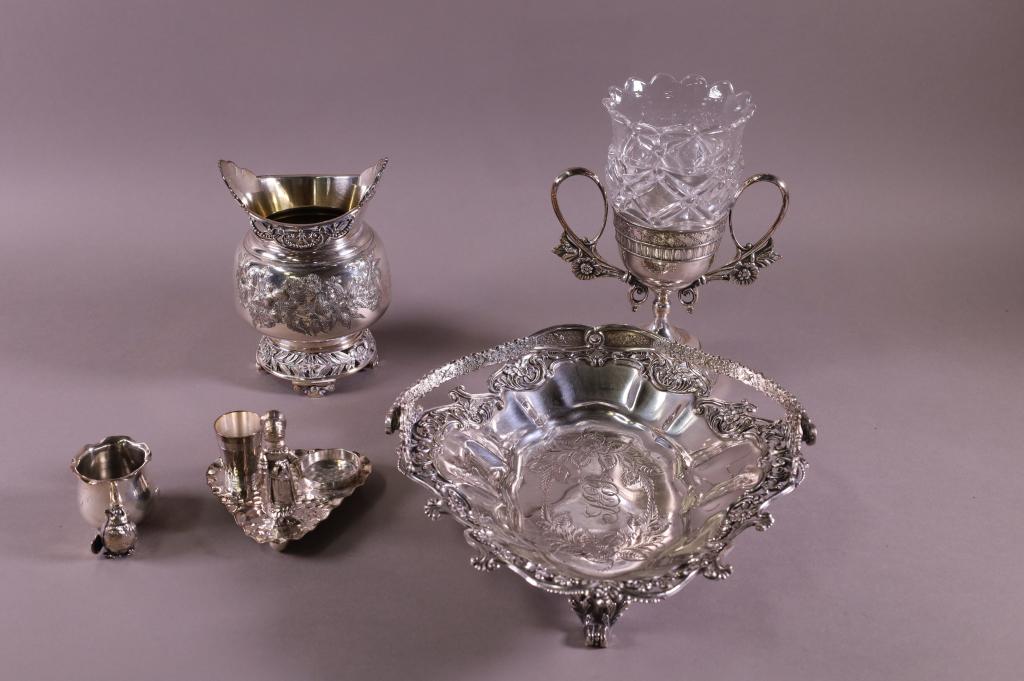 6 PIECES OF VICTORIAN SILVER PLATE (1 of 6)