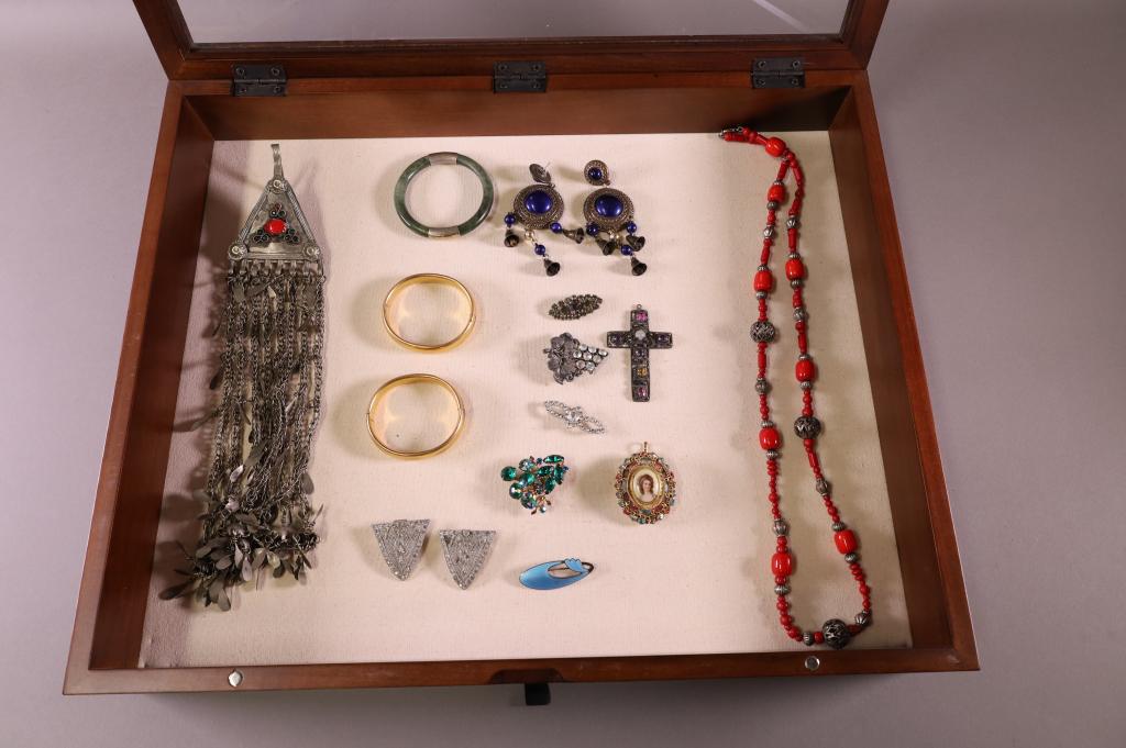 COLLECTION OF COSTUME JEWELRY (1 of 4)