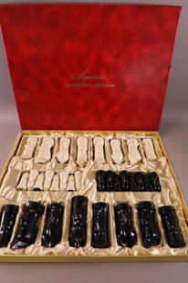 VINTAGE PETER GANINE CHESS SET: IN ORIGINAL CASE. GOOD CONDITION.