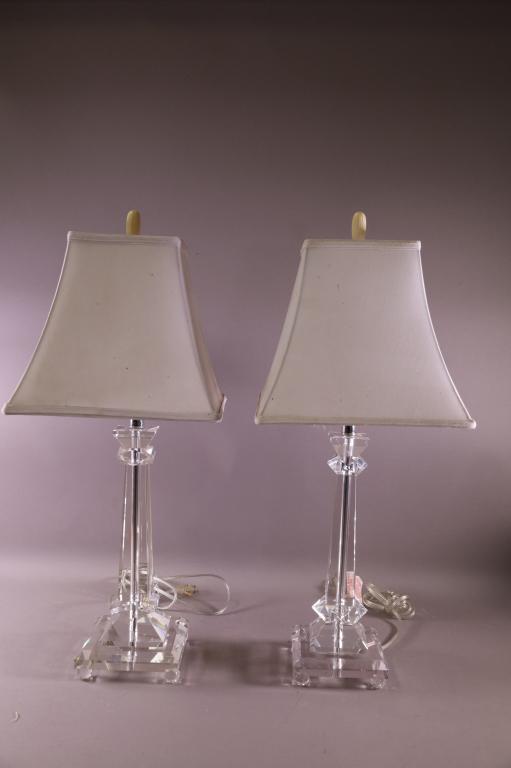 PAIR OF RESIN TABLE LAMPS (1 of 2)