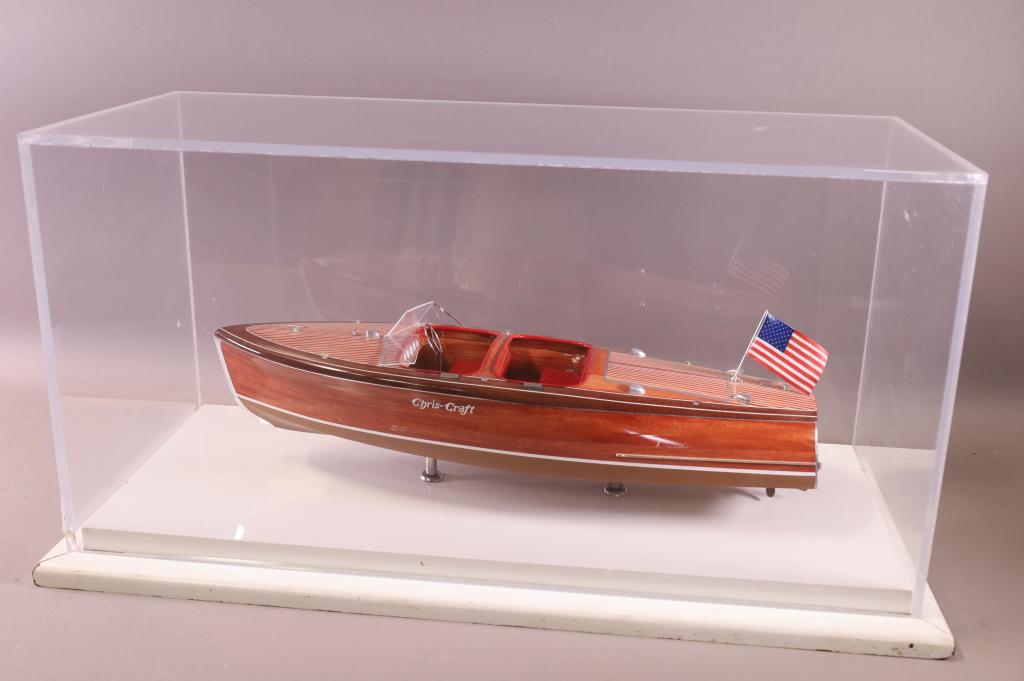 CHRIS CRAFT WOODEN MODEL BOAT IN CASE (1 of 4)
