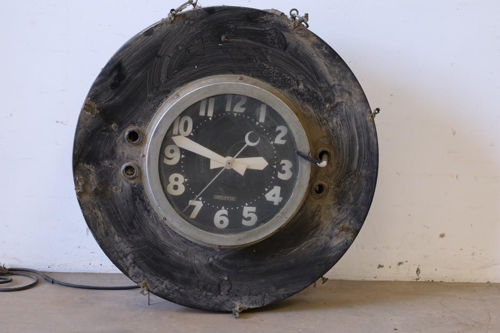 NEON CLOCK: METAL CLOCK IS MISSING IT'S CORD AND NEON, CAN LOOKS STRAIGHT, MINOR DINGS, 28"D., RATED 7. THIS ITEM EXCEEDS SIZE LIMITATIONS FOR IN HOUSE SHIPPING