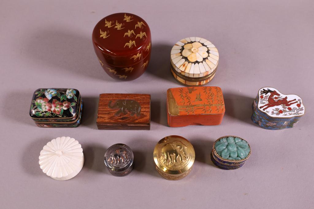11 ASIAN PILL BOXES: INCLUDING LACQUER, WOOD, CLOISSONE, & SILVER. VARIOUS SIZES.