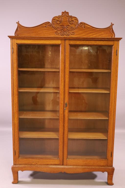 1900'S AM. OAK 2 DOOR BOOKCASE (1 of 3)