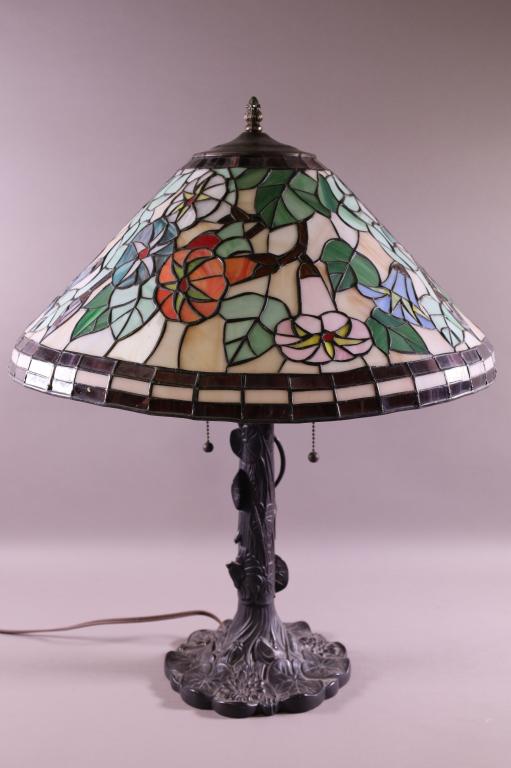 TIFFANY STYLE LEADED GLASS TABLE LAMP (1 of 3)