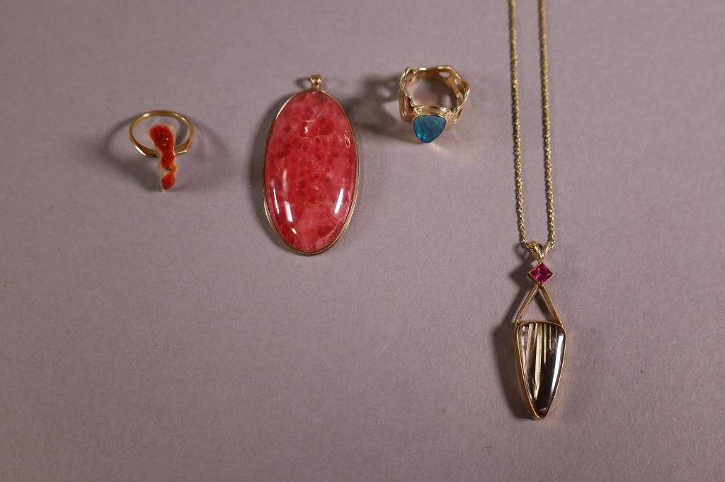 4 PIECES OF GOLD JEWELRY (1 of 6)