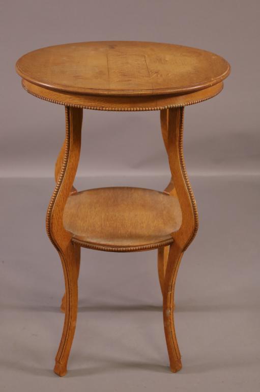 SMALL 1900'S AM. OAK LAMP TABLE (1 of 2)