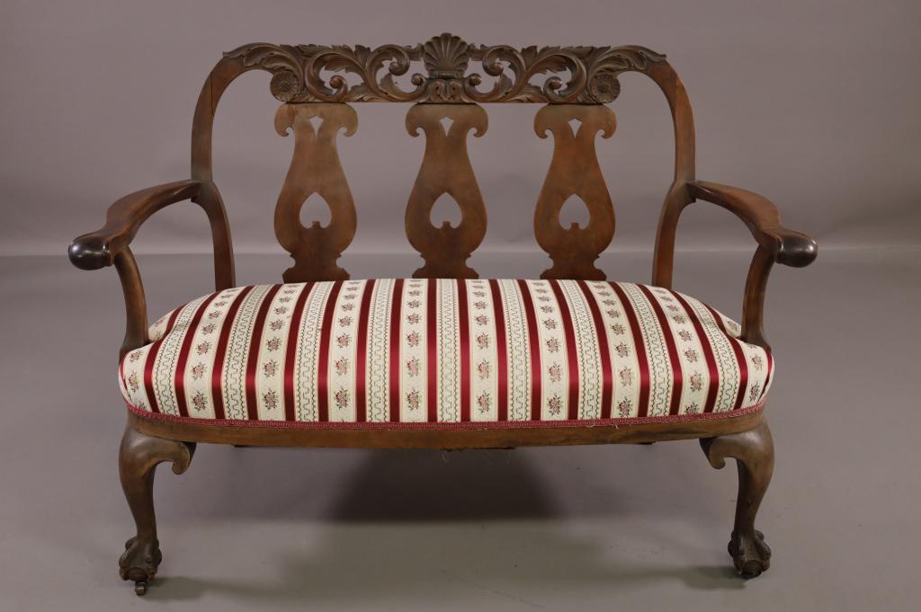 CARVED 1900'SA MAHOGANY CLAW FOOT SETTEE (1 of 3)