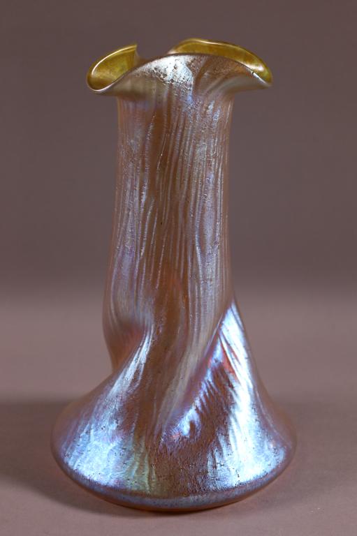 ART GLASS TREE FORM AURENE VASE (1 of 2)
