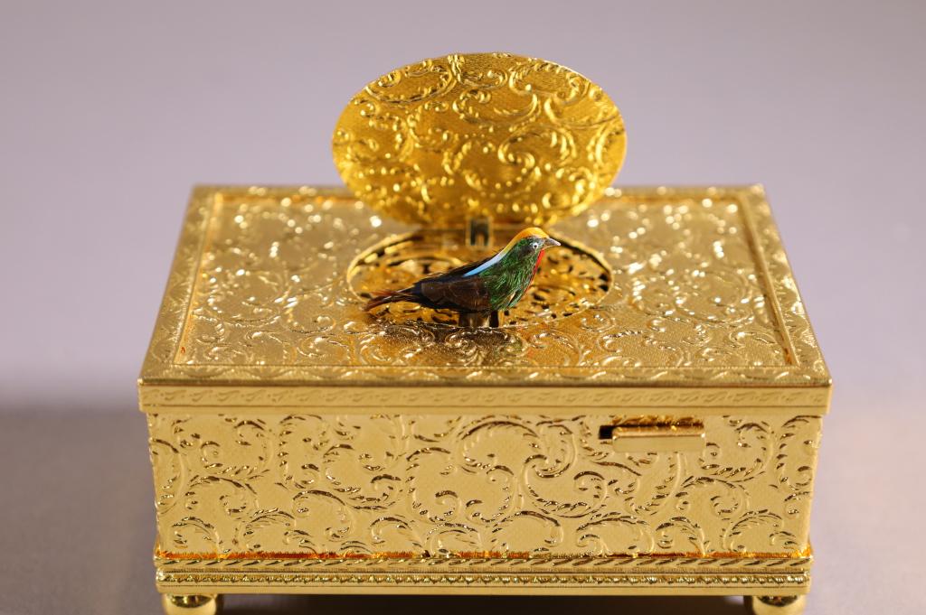 MECHANICAL BIRD GILT MUSIC BOX (1 of 4)