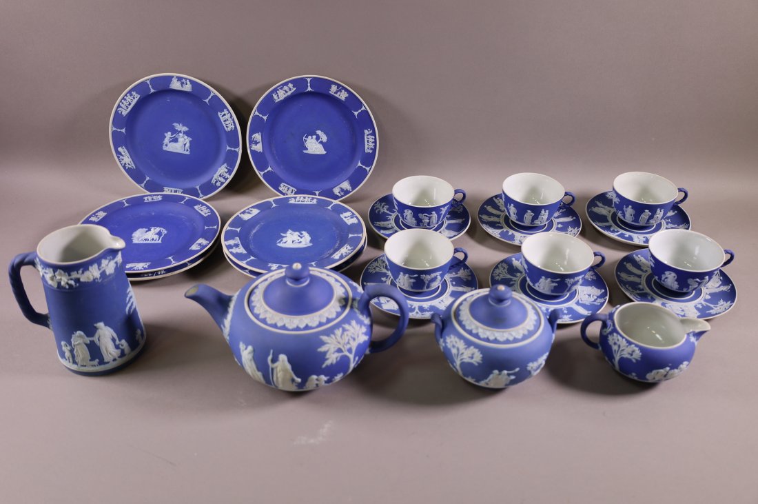 16 PC. WEDGEWOOD TEA SET (1 of 7)
