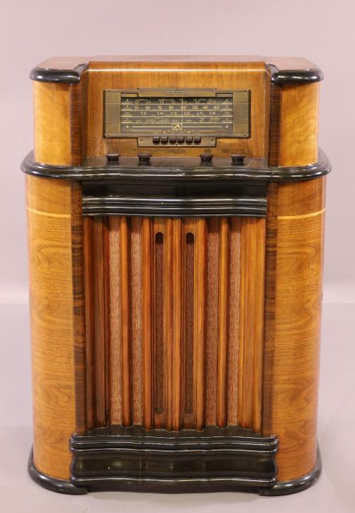 RCA VICTOR FLOOR MODEL RADIO (1 of 3)