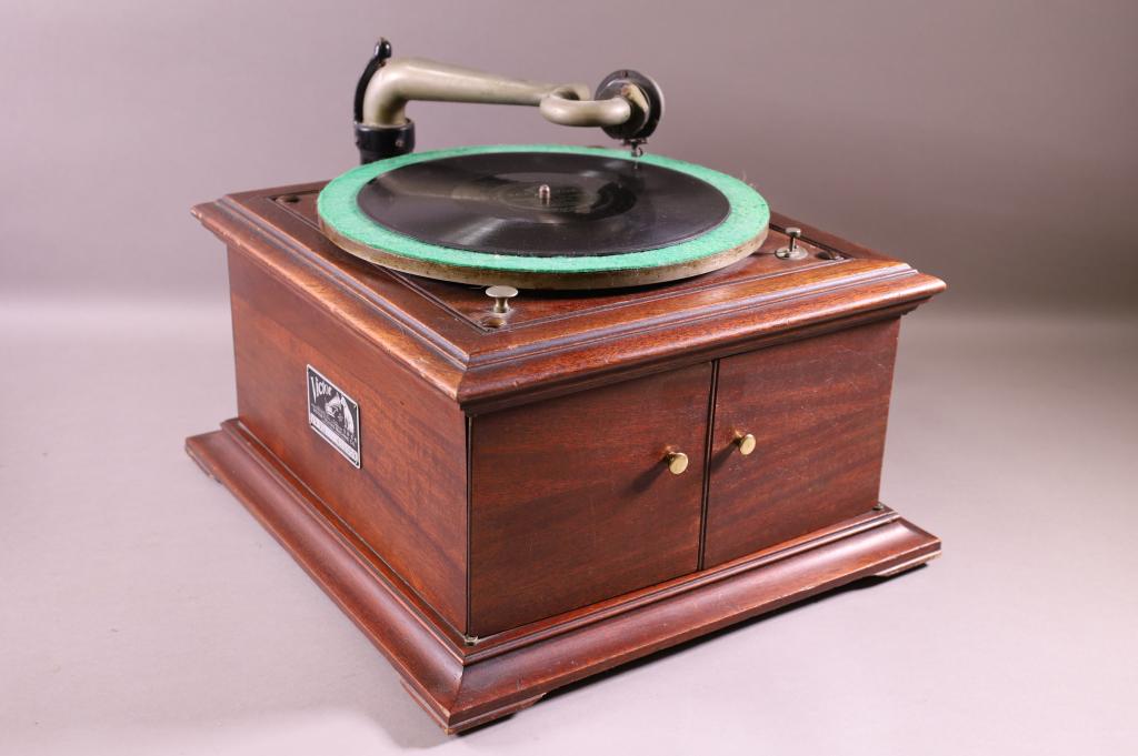 VICTOR MAHOGANY TABLE TOP VICTROLA (1 of 6)