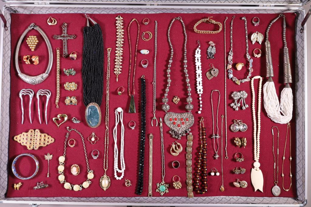 LARGE COLLECTION OF COSTUME JEWELRY (1 of 5)