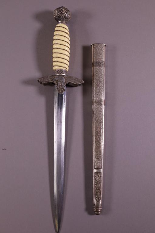 WWII GERMAN DAGGER (1 of 3)