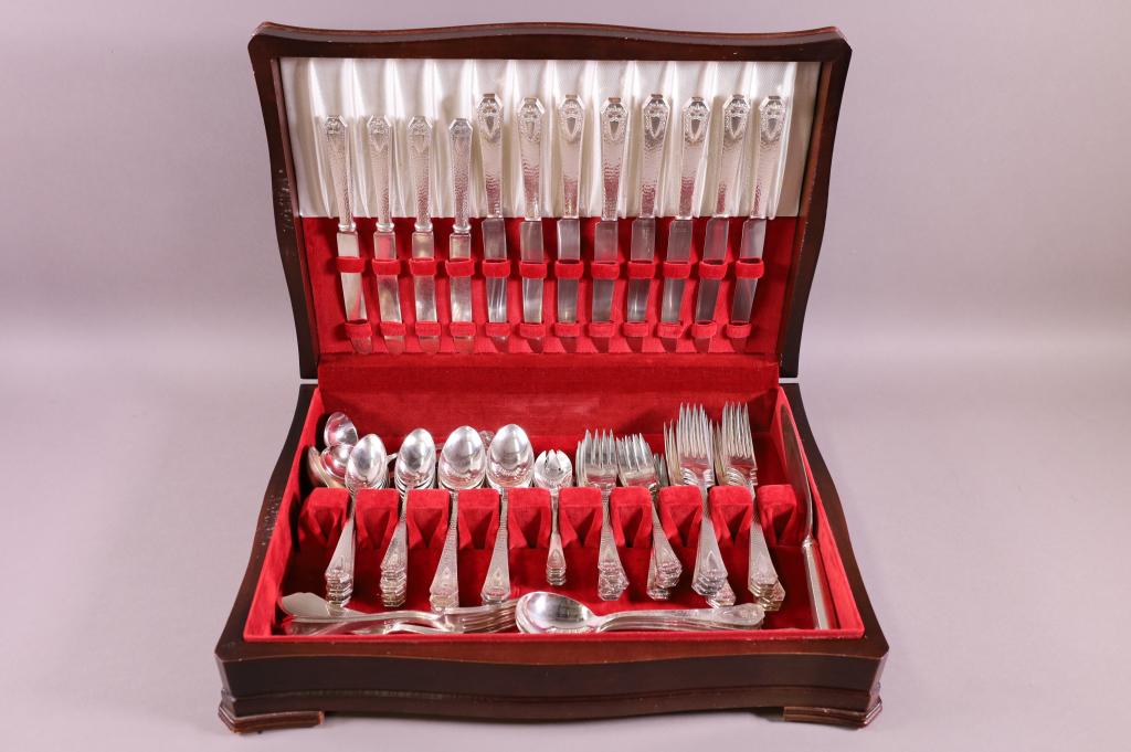 ROGERS BROTHERS SILVERPLATED FLATWARE SET (1 of 2)