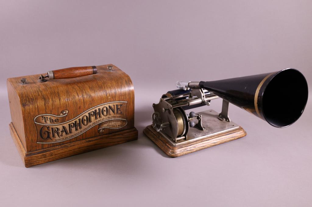 ANTIQUE COLUMBIA TABLE TOP GRAPHOPHONE (1 of 3)
