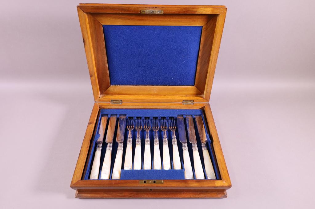 ANTIQUE FISH SET (1 of 5)