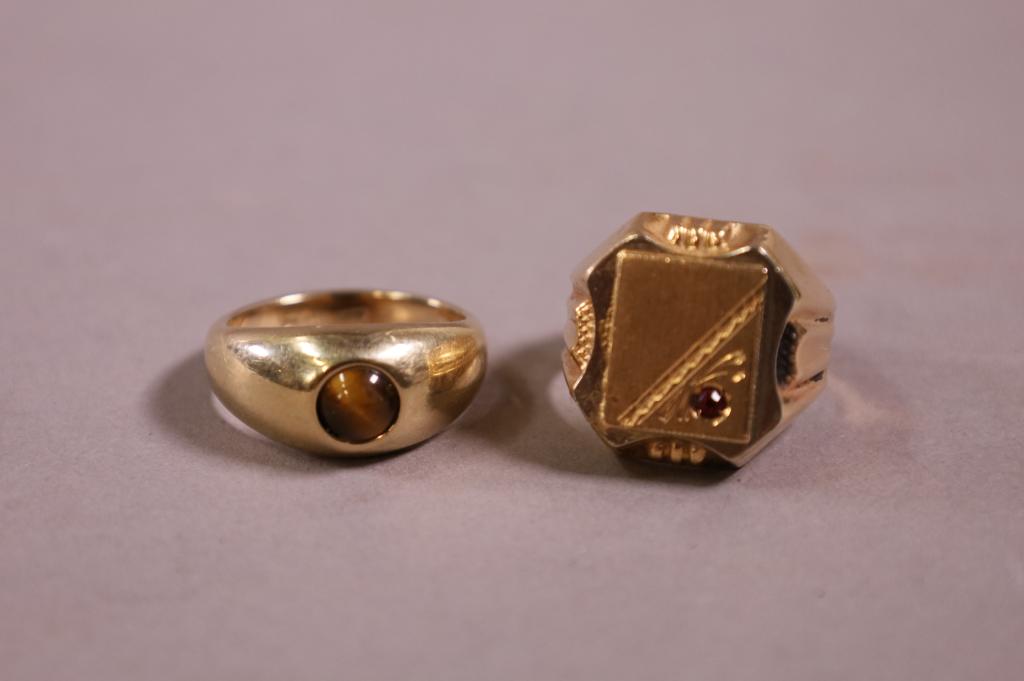 TWO 18K GOLD MEN'S RINGS (1 of 2)