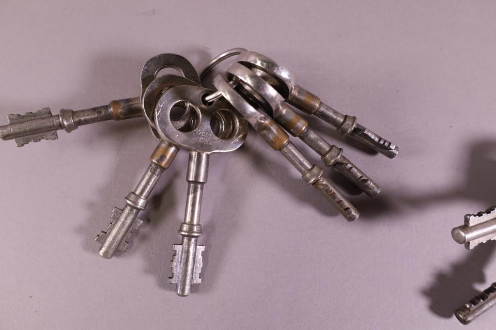 VINTAGE JAIL CELL KEYS (1 of 5)