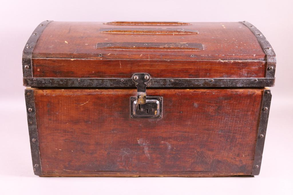 ANTIQUE SMALL TRUNK (1 of 3)