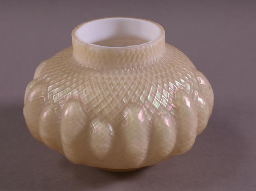 ART GLASS BOWL: UNMARKED, ATTRIBUTED TO LOETZ. GOOD CONDITION. 5" DIAM x 4" H.