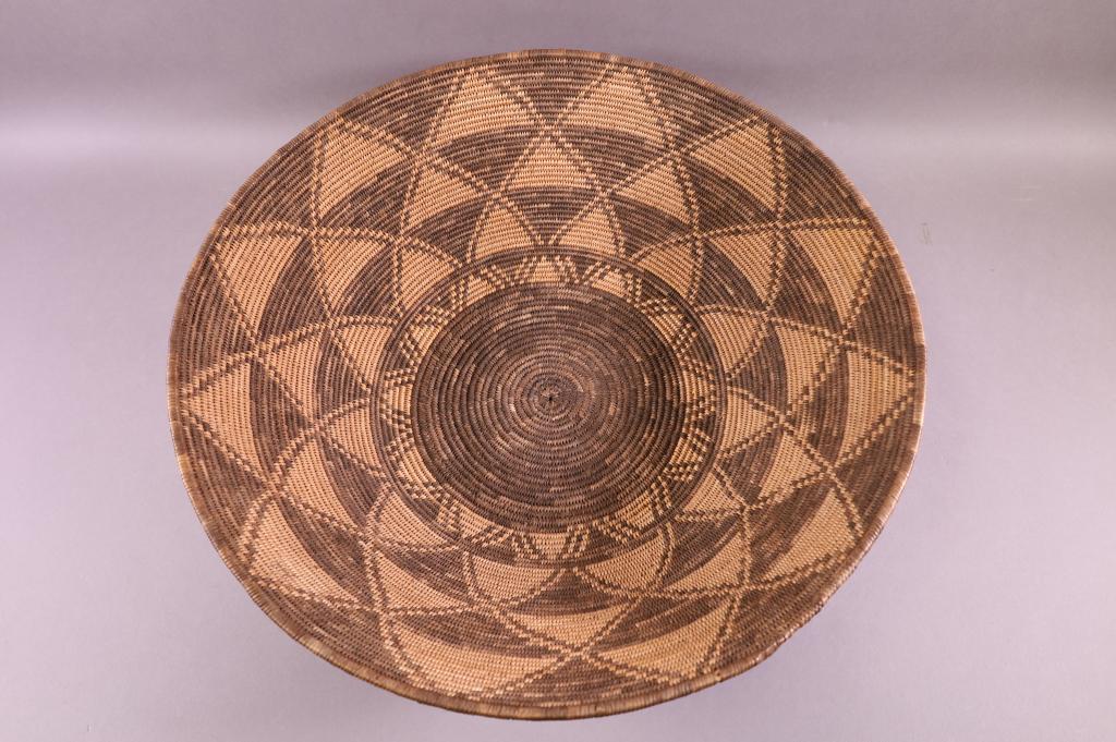 NATIVE AMERICAN HAND WOVEN BASKET (1 of 4)