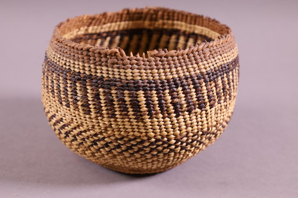 NATIVE AMERICAN HAND WOVEN BASKET (1 of 5)