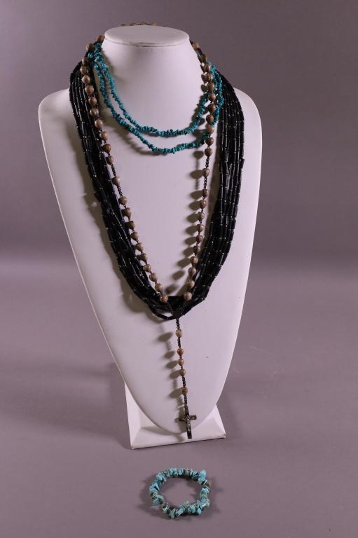 COLLECTION OF NATIVE AMERICAN JEWELRY: TURQUOISE BRACELET, NECKLACE. 2 BEADED NECKLACES. GOOD CONDITION.